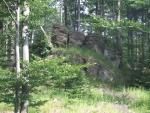 Jedna z większych skałek znajdujących się w okolicach Łamanej Skały.